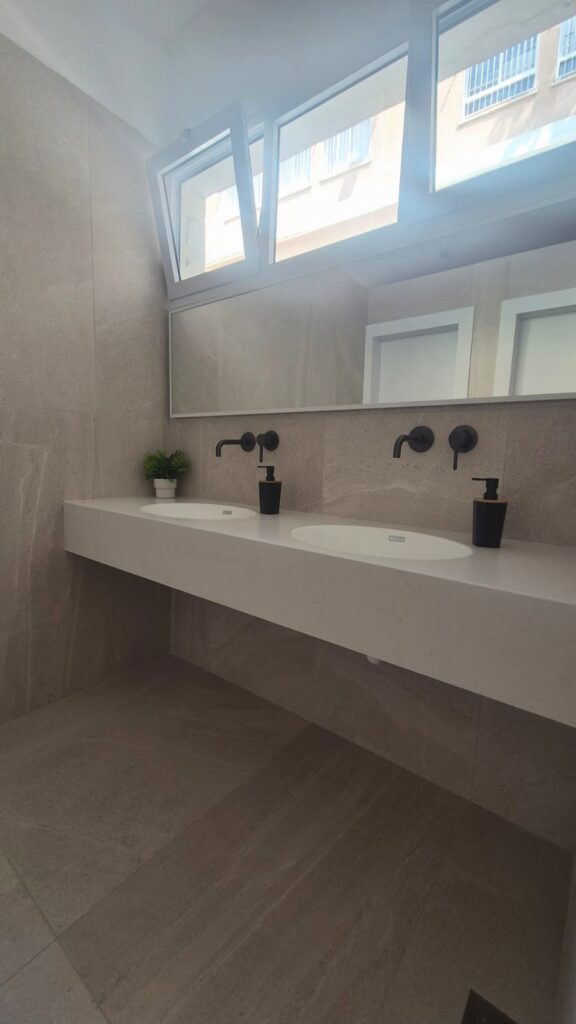 אחרי שיפוץ - המבט לכיוון הכיורים שרותים ציבוריים בניצן רמת גן עיצוב פנים ענת וייסברג